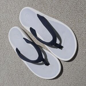 Olukai Pi'Oe Trench Blue And Mist Gray Flip Flop Thong Beach Sandals - Size 7